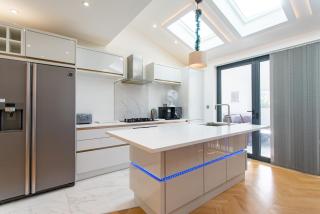 Unwind 2Bed with Garden, Sauna and Hot Tub - Barking - 2