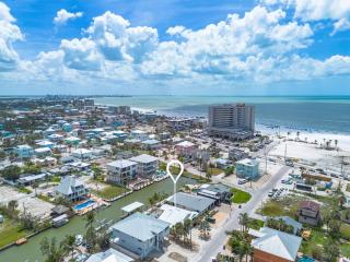 218 Oasis on Ohio- Stunning Pool Home with Dock Access! home - Fort Myers Beach - 6