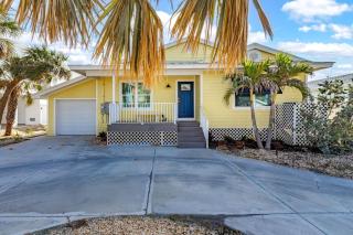 218 Oasis on Ohio- Stunning Pool Home with Dock Access! home - Fort Myers Beach - 3