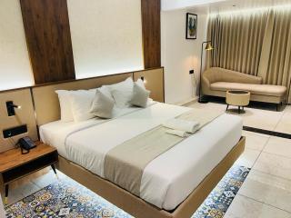 Royal Plaza Inn by RAK Rooms - Kozhikode - 0