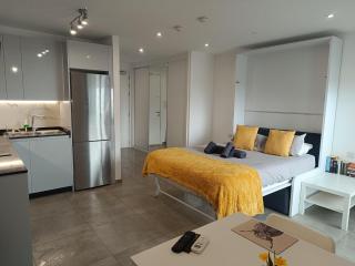 E1 Lovely High Floor Spacious Studios, Sea and Beach Views - 8