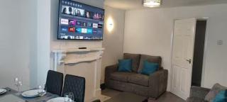 Spacious home for groups of friends, family and work colleagues, external CCTV installed for guests peace of mind - West Bromwich - 0