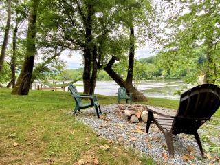 Barney's Retreat- A rustic cabin right on the river with hot tub! - Luray - 0