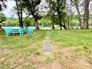 Barney's Retreat- A rustic cabin right on the river with hot tub! - Luray - 8