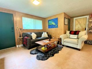 Barney's Retreat- A rustic cabin right on the river with hot tub! - Luray - 6