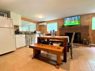 Barney's Retreat- A rustic cabin right on the river with hot tub! - Luray - 4
