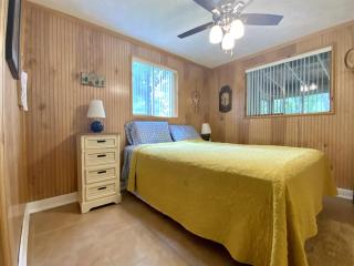 Barney's Retreat- A rustic cabin right on the river with hot tub! - Luray - 2