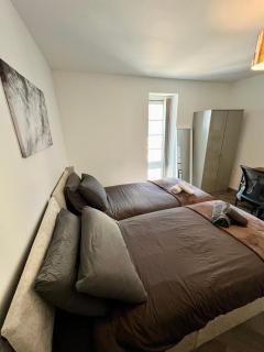Stylish City Centre 2BR Apartment Sleeps 4, Walk to Everything - Birmingham - 9