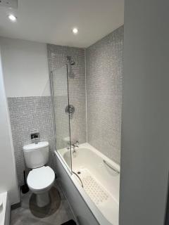 Stylish City Centre 2BR Apartment Sleeps 4, Walk to Everything - Birmingham - 4