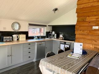 Woodpecker Lodge, Pet Friendly, Hoburne Passes included - South Cerney - 0