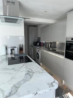 Modern four bedroom semi-detached house with off street parking 8 min drive to Wembley stadium, 5 miles to Central London - Londra - 8
