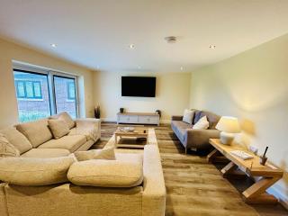 Four Bedroom House With Private Pool - Stunning countryside location with parking close to Chester City Centre - Chester - 4