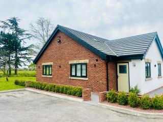 Four Bedroom House With Private Pool - Stunning countryside location with parking close to Chester City Centre - 3