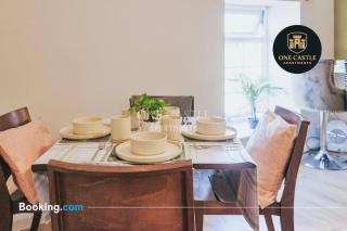 Exclusive Deals l Free Parking I Short term Booking l Sleeps Up to 6 l 3 Bed & 2 Bath I One Castle Apartments Short-lets and Serviced Accommodation - 1