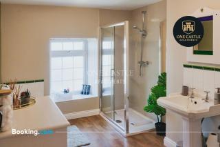 Exclusive Deals l Free Parking I Short term Booking l Sleeps Up to 6 l 3 Bed & 2 Bath I One Castle Apartments Short-lets and Serviced Accommodation - 2