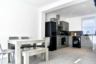 Local City Centre 3 Bedroom House - Clydach - 7