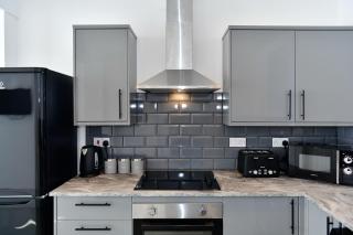 Local City Centre 3 Bedroom House - Clydach - 5