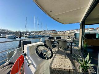 Exklusives Ostsee-Hausboot, Küche mit Spüler, Tv, große Sonnenterrasse, 3x kostenfreie Kfz-Parkplätze, Klimaanlage, bis zu 6 Personen, 2x Bäder, Waschmaschine - Boltenhagen - 9