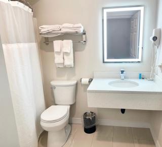 Baldwin Inn and Suites - West Springfield - 1