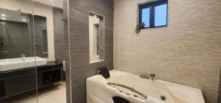 Haven Lodge Islamabad, 4BR vacation home, hot tub & mountain view - Islamabad - 9