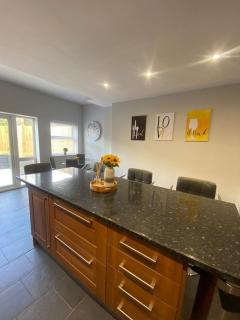 3 Bedroom House in Central Cardiff - 9