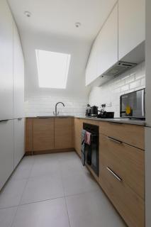 Newly refurbished two bedroom flat near town centre - 5