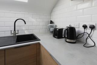 Newly refurbished two bedroom flat near town centre - 4