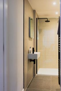 Central and peaceful two bedroom flat in town - 2