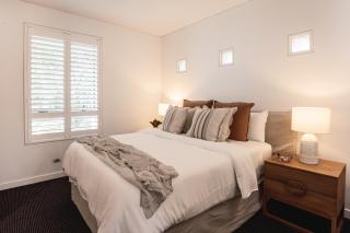 Sleek apartment overlooking pool - Noosa Heads - 7