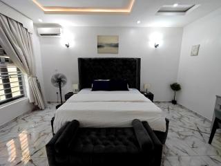 Lekki Conservational Apartment - 24hrs Power, Wifi, Smart TV, Netflix, Nature View - Lekki - 1
