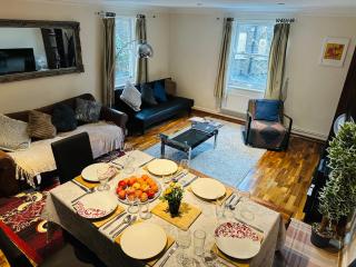Spacious 2 BDR plus Large Living Dining Room with Workspace Executive Apartments at Prime Locations in Kensington and Chelsea by Ricky & Giustina Collection - W8 SW3 SW5 SW7 SW10 - 5