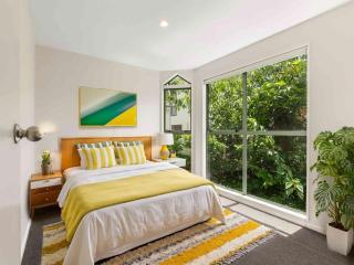 Terrace Townhouse - Prime location & Free Parking! - 4