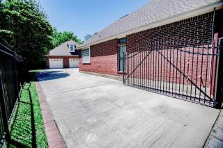 Luxury Property 5BR 5BA Sparkling Pool Outdoor Entertainment Area Billiards Room Spacious Office & Golf Access - Beaumont - 4
