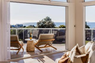 Sunny and Spacious Designer Home with Pool & Ocean Views Sunrise Beach - 0