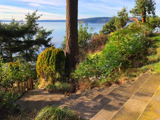 Waterfront Chalet with Hot Tub, Beach, and Views - Camano - 4