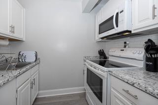 Spacious 2-Bedroom Condo on 43rd Street Easy Access to OC Convention Center! - 5