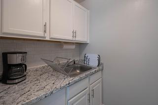 Spacious 2-Bedroom Condo on 43rd Street Easy Access to OC Convention Center! - 4