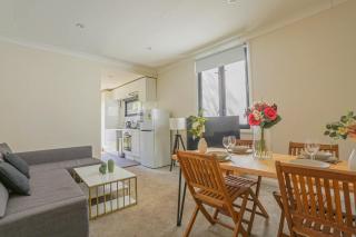 Dynamic 2 Bedroom home close to city buzz Darling St 2 E-Bikes Included - Sydney - 0