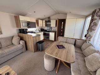 Neptune Bank 85- Coastfields, no pets, WiFi and TVs in bedrooms, bed linen - Meadow Lakes Caravan & Lodge Hire - Ingoldmells - 7