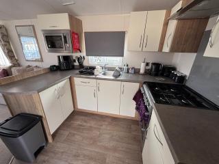 Neptune Bank 85- Coastfields, no pets, WiFi and TVs in bedrooms, bed linen - Meadow Lakes Caravan & Lodge Hire - Ingoldmells - 6