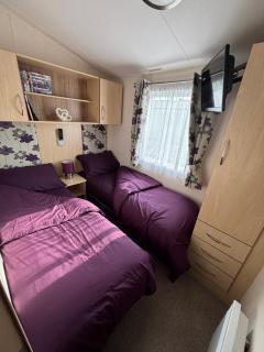 Neptune Bank 85- Coastfields, no pets, WiFi and TVs in bedrooms, bed linen - Meadow Lakes Caravan & Lodge Hire - Ingoldmells - 3