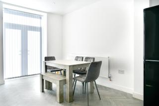 Local City Centre 3 Bedroom House - Clydach - 9