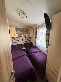 Neptune Bank 85- Coastfields, no pets, WiFi and TVs in bedrooms, bed linen - Meadow Lakes Caravan & Lodge Hire - Ingoldmells - 4
