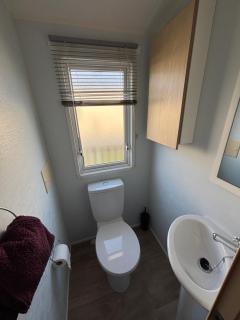 Neptune Bank 85- Coastfields, no pets, WiFi and TVs in bedrooms, bed linen - Meadow Lakes Caravan & Lodge Hire - Ingoldmells - 2