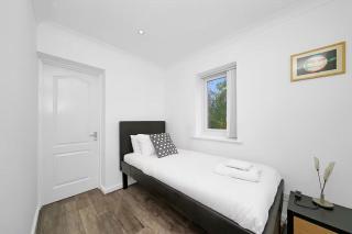 Spacious home in private estate - Orsett - 9