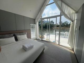 M & R 2 float house - - 6