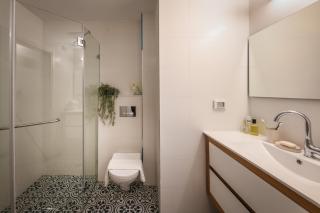 Stylish 2BR Apt w Balcony 5 min From Tel Aviv Port by Sea N' Rent - Tel Aviv - 1