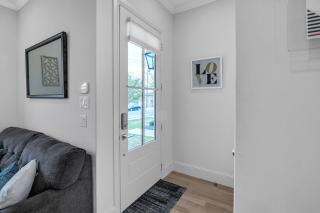 Modern 3BR in Bishop Arts - Walk to Shops & Dining Duplex - 2