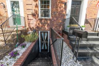 Old Town Gem with Modern Comforts & Ample Parking townhouse - Alexandria - 4