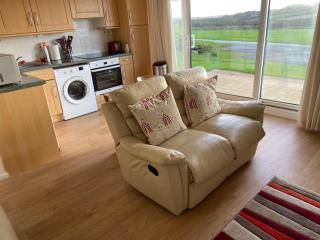 Cliff End Self catering bungalow with sea views in beautiful rural West Wight Free WiFi and ferry offers available Short walk to beach - 3